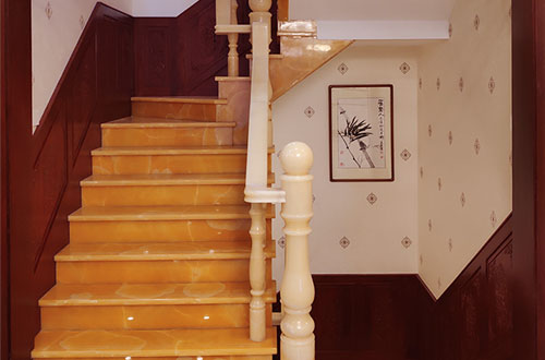 洛宁中式别墅室内汉白玉石楼梯的定制安装装饰效果